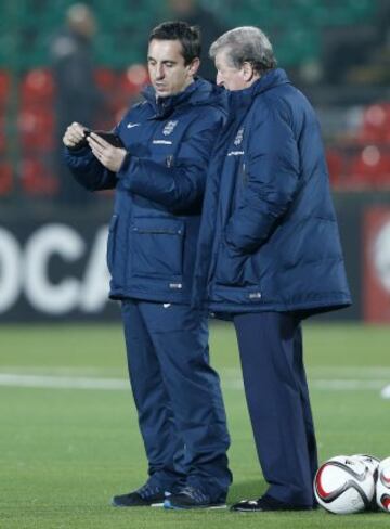 El seleccionador inglés, Roy Hodgson junto a Gary Neville, segundo entrenador de la selección inglesa.