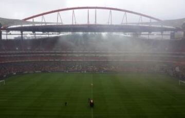 Cariñosa despedida a Eusebio de los seguidores en el Estadio de La Luz.