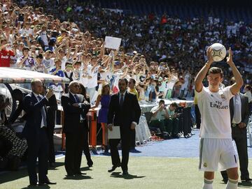 Tras el final de la era Mourinho en el banquillo madridista en 2013. El proyecto de Ancelotti necesitaba de una estrella que acompañara a Cristiano Ronaldo y pusieron sus ojos en el MVP de la Premier League. El galés del Tottenham había crecido como jugador hasta ser imparable para las defensas del fútbol inglés. Tras un fichaje agónico el club inglés cedió y el galés firmó a pocas horas del cierre de mercado.