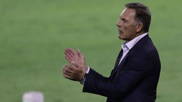 Boca Juniors&#039; team coach Miguel Angel Russo claps his hands during an Argentine Professional Football League match agsinst Velez Sarsfield at La Bombonera stadium in Buenos Aires, on March 7, 2021. (Photo by ALEJANDRO PAGNI / AFP)