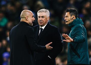 Pep Guardiola y Carlo Ancelotti dialogan airadamente con el cuarto árbitro.