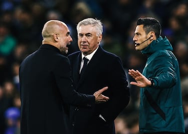 Pep Guardiola y Carlo Ancelotti dialogan airadamente con el cuarto árbitro.