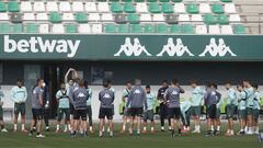 Pellegrini, con sus jugadores. 