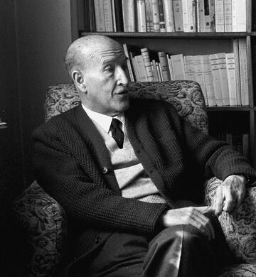 Vicente Aleixandre (1898-1984) fue un reconocido poeta español de la llamada generación del 27. Antes de ganar el Nobel recibió en 1933 el Premio Nacional de Literatura por 'La destrucción o el amor' y el Premio de la Crítica en 1963 por 'En un vasto dominio' y en 1969 por 'Poemas de la consumación'. Recibió el Premio Nobel de Literatura en 1977 como reconocimiento a su obra, y por extensión, a toda a Generación del 27.