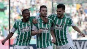 Musonda y Ceballos, flanqueando a Rubén.