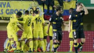 Los jugadores del Villarreal celebran el gol de Mario.