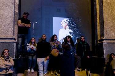 Decenas de personas observan la portada del nuevo álbum de Rosalía, 'Lux', en la plaza de Callao.