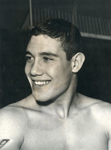 Nacido en 1946, Miquel Torres fue el primer medallista español en un gran campeonato. Con un cuerpo privilegiado para la natación, el fondista que entrenaba en el CN Sabadell se colgó la plata en el Europeo de Leipzig en 1962 en los 1.500 libre. Su vida fue una sucesión de récords. Acudió a los Juegos de Roma, de 1960, con apenas 14 años. Esa precocidad le valió para ser el deportista olímpico más joven hasta Tom Delay, en Pekín 2008. “Me sacó una semana”, se lamenta.

En una España con escasos recursos para el entrenamiento y en un deporte amateur, fue con muchas opciones de podio a Tokio 64 pero se quedó a una décima de entrar en la final. Acudió también a México 68, pero no consiguió más medallas.
