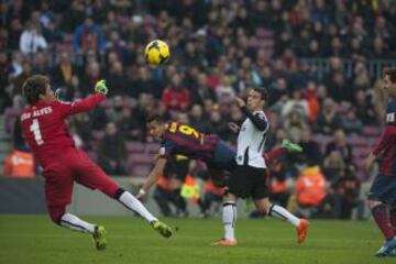 El portero brasileño del Valencia Diego Alves (c) no puede detener el balón lanzado por el delantero chileno del Barcelona Alexis Sánchez, en la jugada que ha supuesto el primer gol para el conjunto azulgrana durante el partido de la vigésimo segunda jornada de liga de Primera División, disputado esta tarde en el Camp Nou.