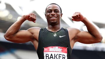 El estadounidense Ronnie Baker festeja su victoria en los 100 metros de la Diamond League de Londres.