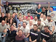 Los jóvenes socios de la Peña de Sabiñánigo posan para AS.