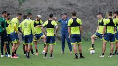 Pepe Mel dando instrucciones durante un entrenamiento de las Palmas 