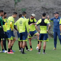 Pepe Mel prepara la coctelera de las rotaciones