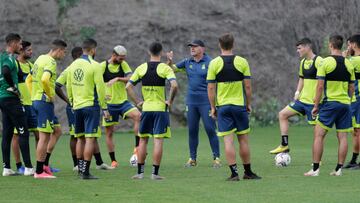 Pepe Mel dando instrucciones durante un entrenamiento de las Palmas