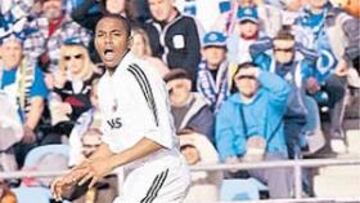 Robinho se lamenta despues de fallar una ocasión de gol.