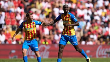 MADRID, SPAIN - SEPTEMBER 10: Mouctar Diakhaby of Valencia CF celebrates with Toni Lato after scoring their side's first goal during the LaLiga Santander match between Rayo Vallecano and Valencia CF at Campo de Futbol de Vallecas on September 10, 2022 in Madrid, Spain. (Photo by Angel Martinez/Getty Images)