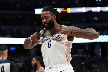 DeAndre Jordan cumplió el pasado julio 36 años, pero el de Houston sigue presumiendo de músculo en su 17ª temporada en la NBA. El ahora pívot de Denver Nuggets se rompió la camiseta ‘a lo Camarón’ en su encuentro ante los ­Knicks. Una muestra total de impotencia, porque su equipo cayó en casa por 118-145. 