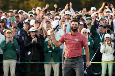Rahm celebra, con los vítores del público que se encuentra detrás, su primera victoria en el Masters de Augusta.