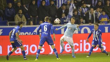 Radoja intenta controlar un balón ante la presencia de tres jugadores del Alavés durante la semifinal de la Copa del Rey.
