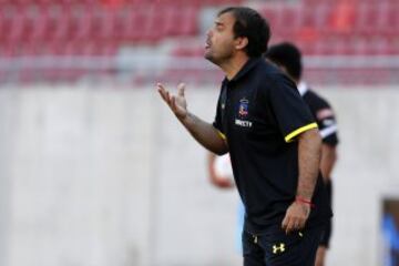 El entrenador de Colo Colo, José Luis Sierra da instrucciones a sus jugadores durante el partido de primera división contra Unión La Calera.