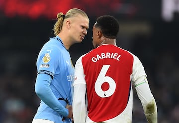 Manchester (United Kingdom), 22/09/2024.- Manchester City's Erling Haalandl (L) interacts with Arsenal's Gabriel Magalhaes during the English Premier League match between Manchester City and Arsenal in Manchester, Britain, 22 September 2024. (Reino Unido) EFE/EPA/PETER POWELL EDITORIAL USE ONLY. No use with unauthorized audio, video, data, fixture lists, club/league logos, 'live' services or NFTs. Online in-match use limited to 120 images, no video emulation. No use in betting, games or single club/league/player publications.
