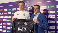 Lunin, el d&iacute;a de su presentaci&oacute;n con el Real Valladolid.