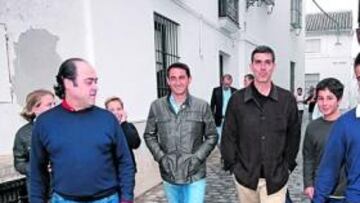 <b>SONRIENTES. </b>Jiménez y Muñiz dando un agradable paseo por una de las bonitas calles de Osuna.