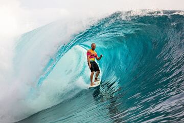 Teahupoo se pone grande y regala una jornada de surf para la historia