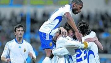 <b>UNIDOS. </b>Los jugadores del Zaragoza celebran un gol al Sevilla Atlético... conjurados ya para Chapín.