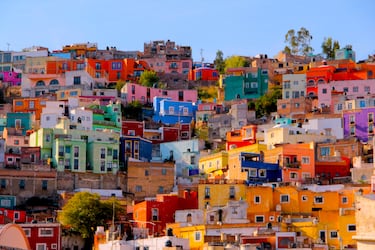 Estado Libre y Soberano de Guanajuato, es uno de los treinta y un estados que junto con la Ciudad de México conforman México. Conocido por sus colores vibrantes, tanto en su arquitectura como en su cultura. La ciudad de Guanajuato capital, en particular, es famosa por sus calles estrechas y coloridas, sus edificios pintados con tonos vivos y sus plazas llenas de vida.