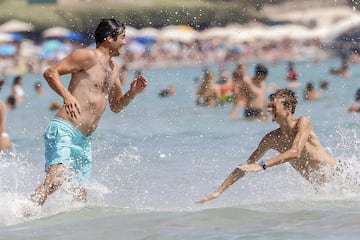 El exentrenador argentino del Real Madrid se encuentra disfrutando de las playas ibicencas en compañía de sus hijos y familia.