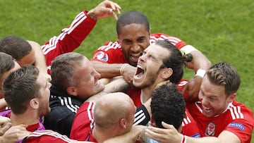 Bale, abrazado por sus compañeros tras su gol a Eslovaquia.