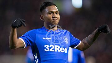 Alfredo Morelos celebrando un gol con Glasgow Rangers ante Aberdeen por la Premier League de Escocia.