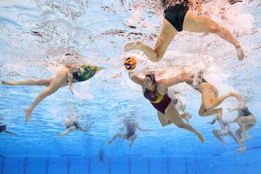 Fotografía subacuática en la que se distingue a la española Paula Leitón recogiendo el balón en un lance de la
final disputada contra Australia que terminó con el mejor de los resultados para España: victoria (9-11) y la consiguiente medalla de oro. Las Guerreras del agua lograron alcanzar su ansiado objetivo, ser campeonas olímpicas