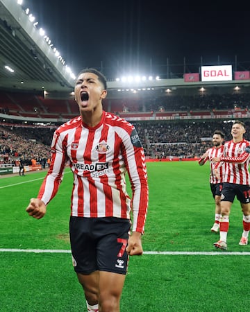 Jobe Bellingham, jugador del Sunderland, celebra el gol anotado ante el Derby County en Championship.