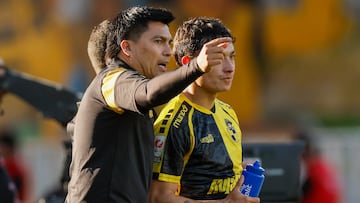 Futbol, Coquimbo Unido vs Union La Calera.
Fecha 26, Liga de Primera 2025.
El entrenador de Coquimbo Unido Esteban Gonzalez es fotografiado durante el partido de primera division contra Union La Calera disputado en el estadio Francisco Sanchez Rumoroso de Coquimbo, Chile.
02/11/2025
Andres Pina/Photosport
Football, Coquimbo Unido vs Union La Calera.
26th turn, First division League.
Coquimbo Unido’s manager Esteban Gonzalez is pictured during a first division match against Union La Calera at the Francisco Sanchez Rumoroso stadium in Coquimbo, Chile.
02/11/2025
Andres Pina/Photosport