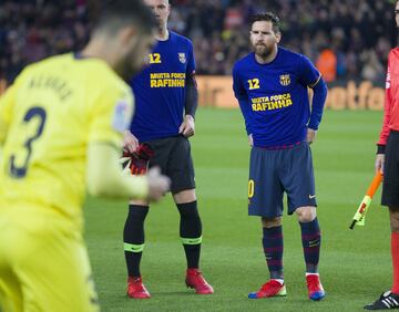 El jugador del Barcelona Leo Messi con la camiseta de apoyo a Rafinha tras su grave lesión. 