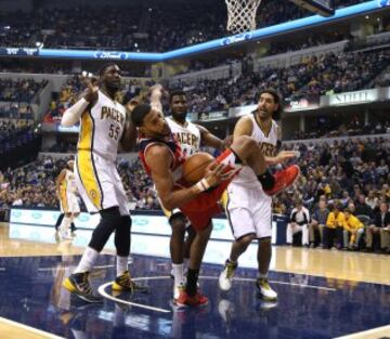 Garrett Temple se va al suelo.