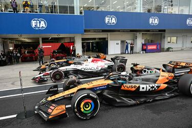 Los monoplazas de los 3 primeros clasificados aparcados en la zona del podio.