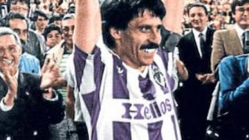 <b>CAMPEÓN. </b>Pepe Moré levanta el trofeo de la Copa de la Liga de 1984.
