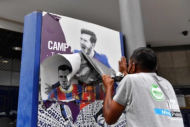 Los operarios del FC Barcelona han dedicado la mañana a quitar las imágenes de Leo Messi de las instalaciones del estadio blaugrana. Messi, ya es historia.