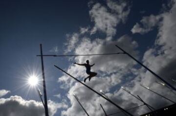 Lavillenie compite en salto con pértiga ronda de clasificación masculina durante el Campeonato Europeo de Atletismo en el estadio Letzigrund de Zurich