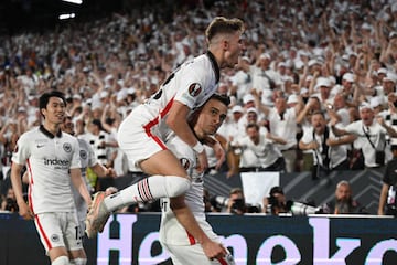 Rafael Santos Borré  celebra con Jesper Lindström luego de conseguir el gol que permitió al Eintracht Frankfurt empatar el partido