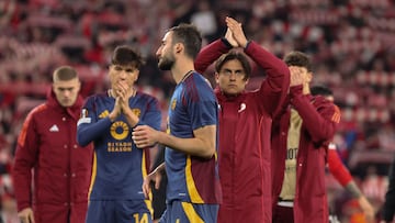 BILBAO, 13/03/2025.- Los jugadores de la Roma al término del partido correspondiente a la vuelta de los octavos de final de la Liga Europa que Athletic Club y AS Roma han disputado este jueves en el estadio de San Mamés, en Bilbao. EFE/Luis Tejido