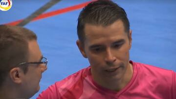 Javier Saviola atiende a los medios tras ganar la Supercopa de Andorra de Fútbol Sala con el Sideco Encamp.
