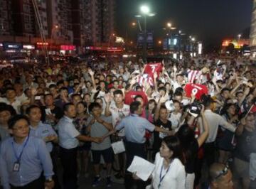 El equipo fue recibido por numerosos aficionados.