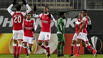 VAS29. RAZGARD (BULGARIA), 02/11/2017.- El jugador Fransergio (d) de Braga celebra con sus compa&ntilde;eros luego de anotar un gol hoy, jueves 2 de noviembre de 2017, durante un partido entre PFC Ludogorets Razgrad y S.C. Braga de la Liga Europa, que se disputa en Razgrad (Bulgaria). EFE/VASSIL DONEV