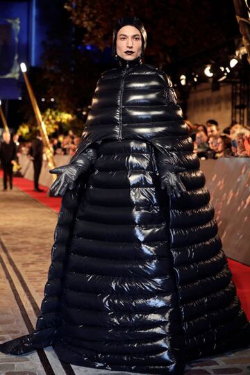 Con un overcoat de Camper, labios oscuros y un maquillaje sumamente delicado, el estadounidense robó miradas en la premiere de París de Fantastic Beasts: The Crimes of Grindelwald. 