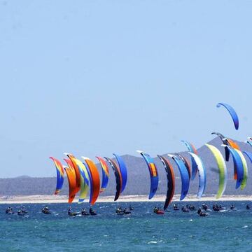 Participan hasta 100 kitesurfistas.