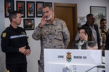 El Rey Felipe VI, en su segundo viaje a la Comunidad Valenciana tras el paso de la DANA, visita  las unidades militares desplegadas para las ayudas a los afectados por la tragedia y los centros desde donde se coordina esta asistencia en la Base Militar Jaime I en Bétera, Valencia.